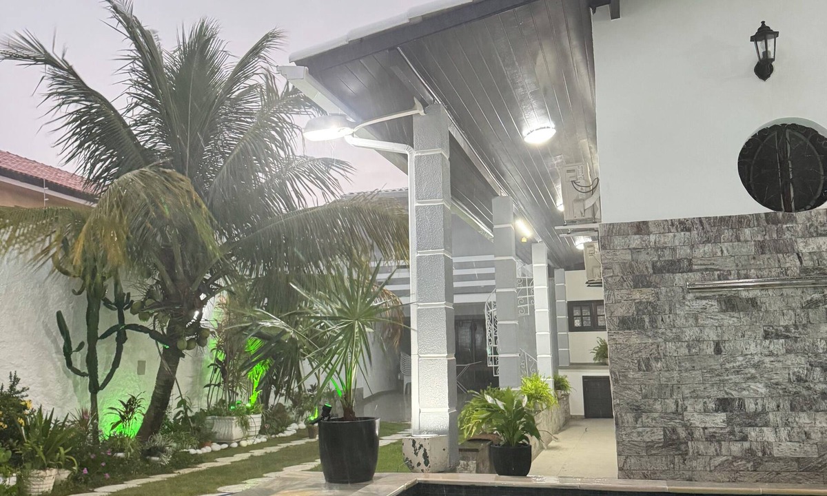 Piratininga House | Spacious vacation home for 10 people with pool 200 meters to the beach