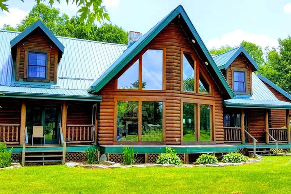 Emlenton Cabin | Spacious Vacation Rental Perfect for Family Reunions near Pittsburgh, Pennsylvania
