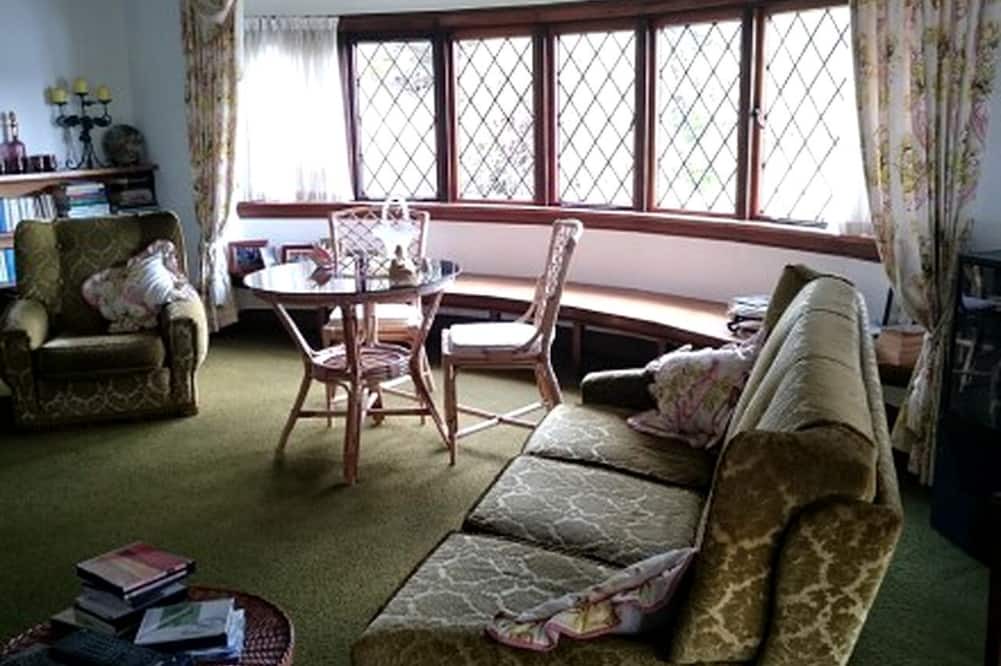 Oban Cabin | Spacious Vacation Suite in a Log Cabin on Halfmoon Bay, New Zealand