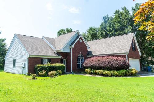 Lawrenceville House | Spacious Vaulted 4BR Family Home Near Mall of GA Sleeps 12