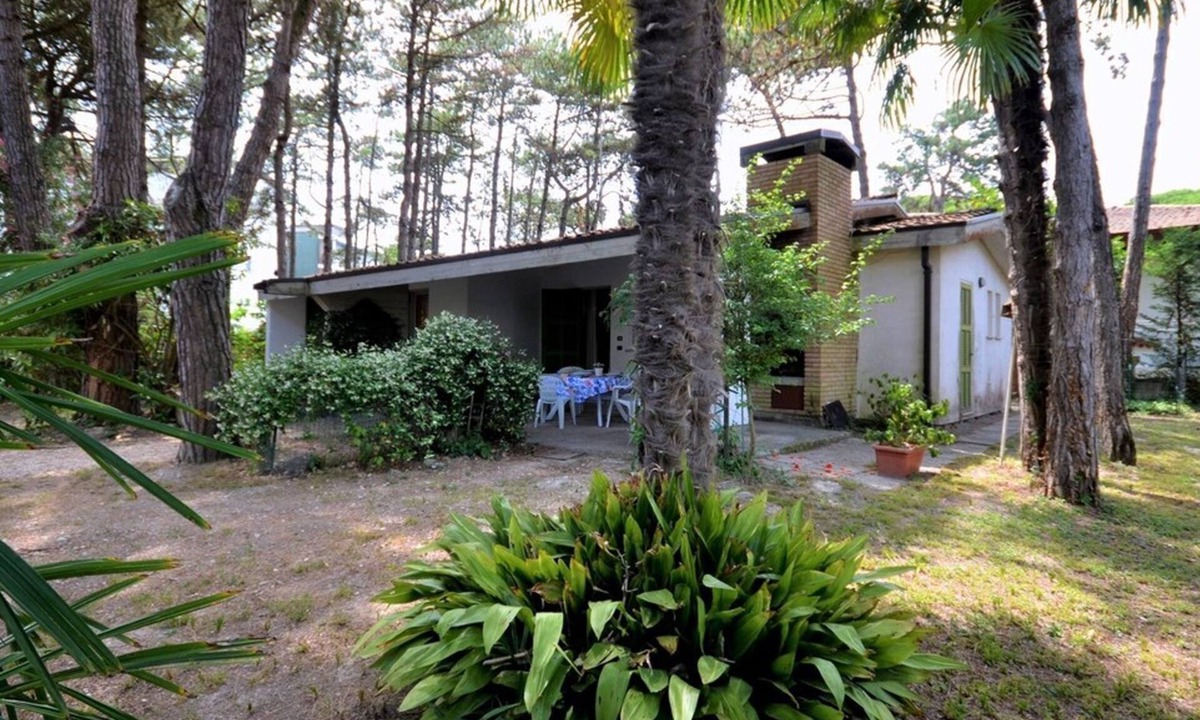 Lignano Riviera Villa | Spacious villa surrounded by lush greenery