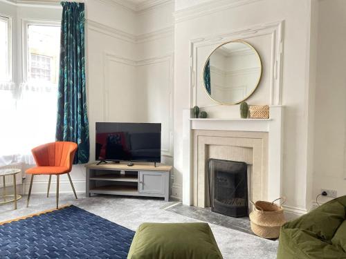 Leicester City Centre House | Spacious Victorian for 10 across Royal Infirmary