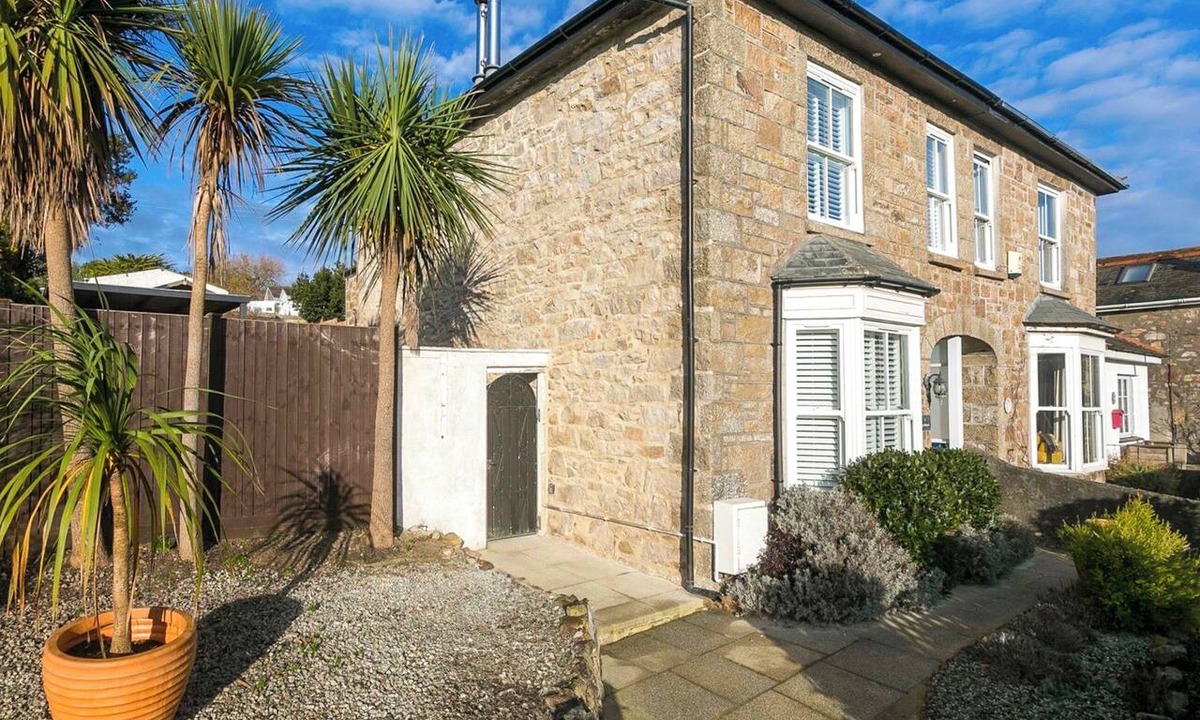 Lelant Cottage | Spacious Victorian villa with a substantial enclosed garden.