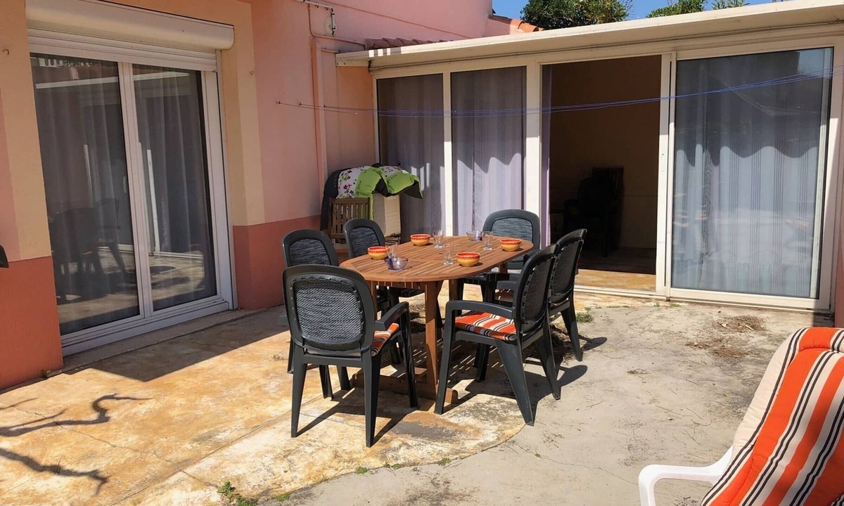 Le Barcares Villa | Spacious Villa for 10, 100m from Beach, WiFi, Garden, A/C, Near Shops, Parking Available