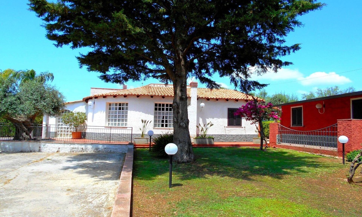 Solarino House | Spacious villa with a large veranda and pool