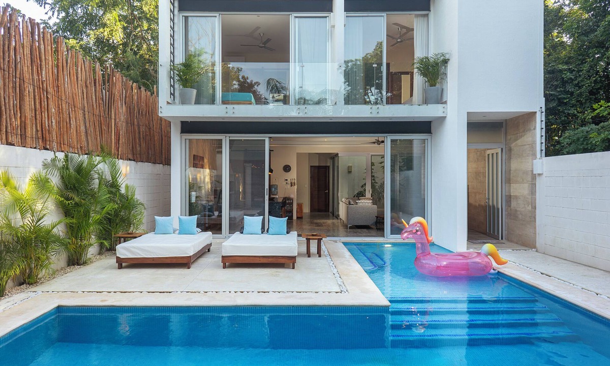 La Veleta Villa | Spacious villa with 5 bedrooms, WiFi, close to shops for up 12 ppl and pool