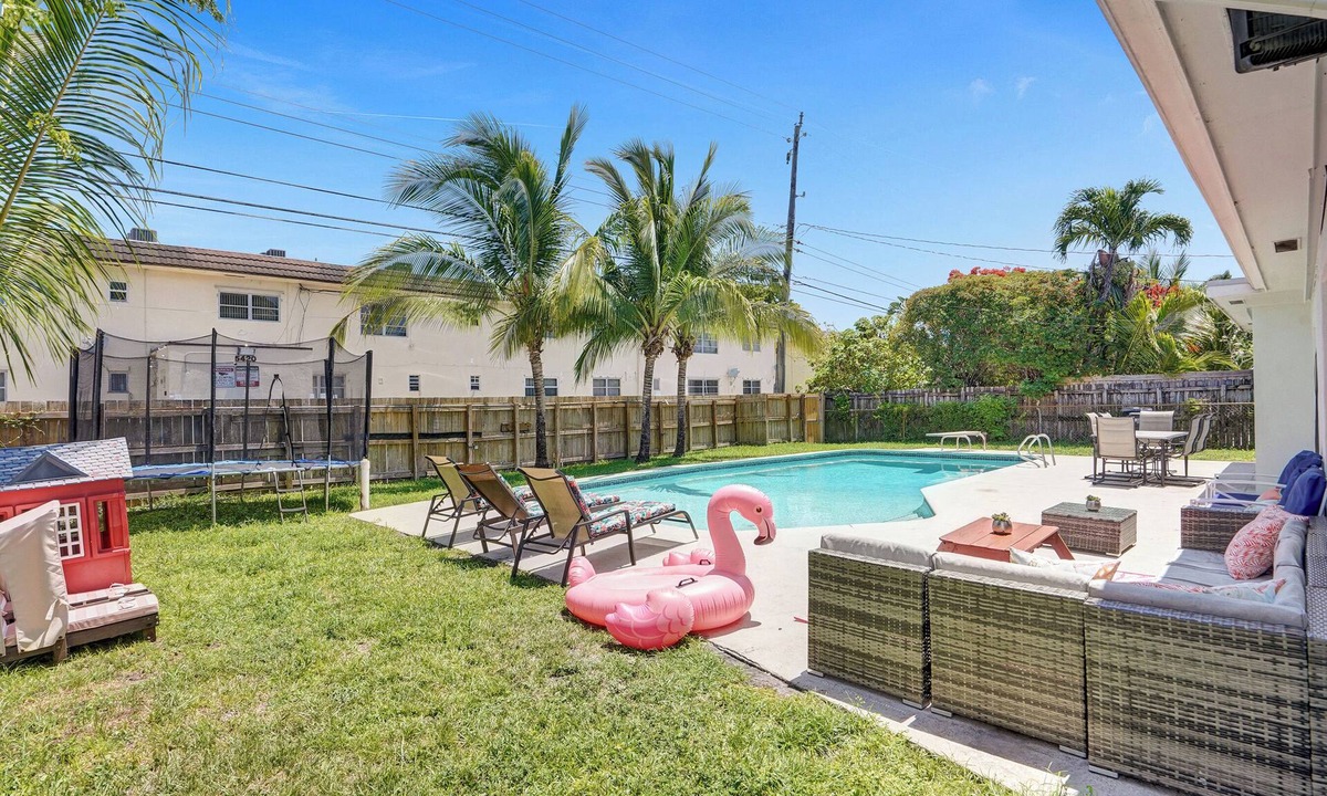 Hollywood Hills Villa | Spacious Villa with Heated Pool, Trampoline, BBQ, Air Hockey