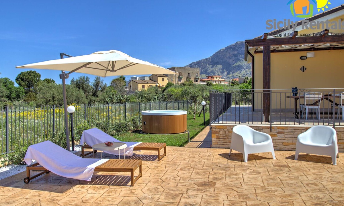 Capaci Villa | Spacious villa with hot tub and sauna 5 minutes from the beach