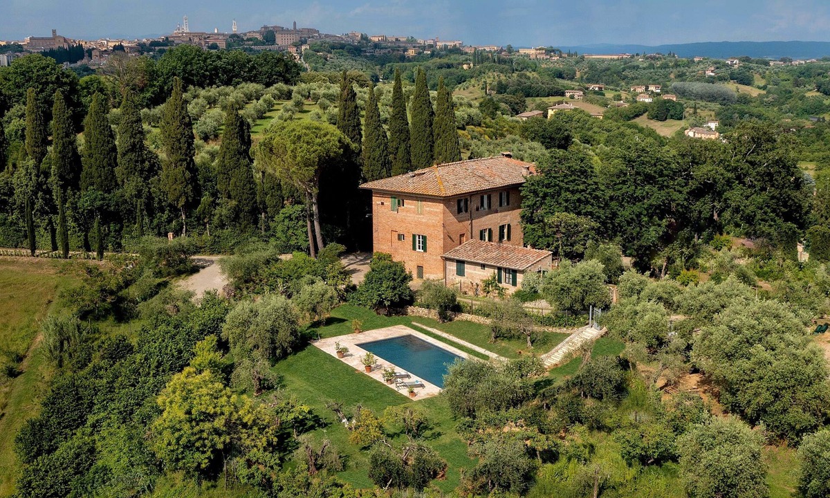 Siena Villa | Spacious villa with stunning pool, luscious gardens