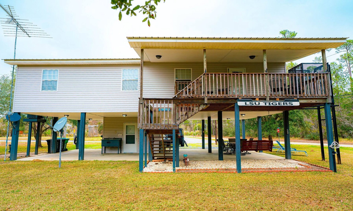 Shoreline Park House | Spacious Waterfront Home Sleeps 14 W/ Elevator