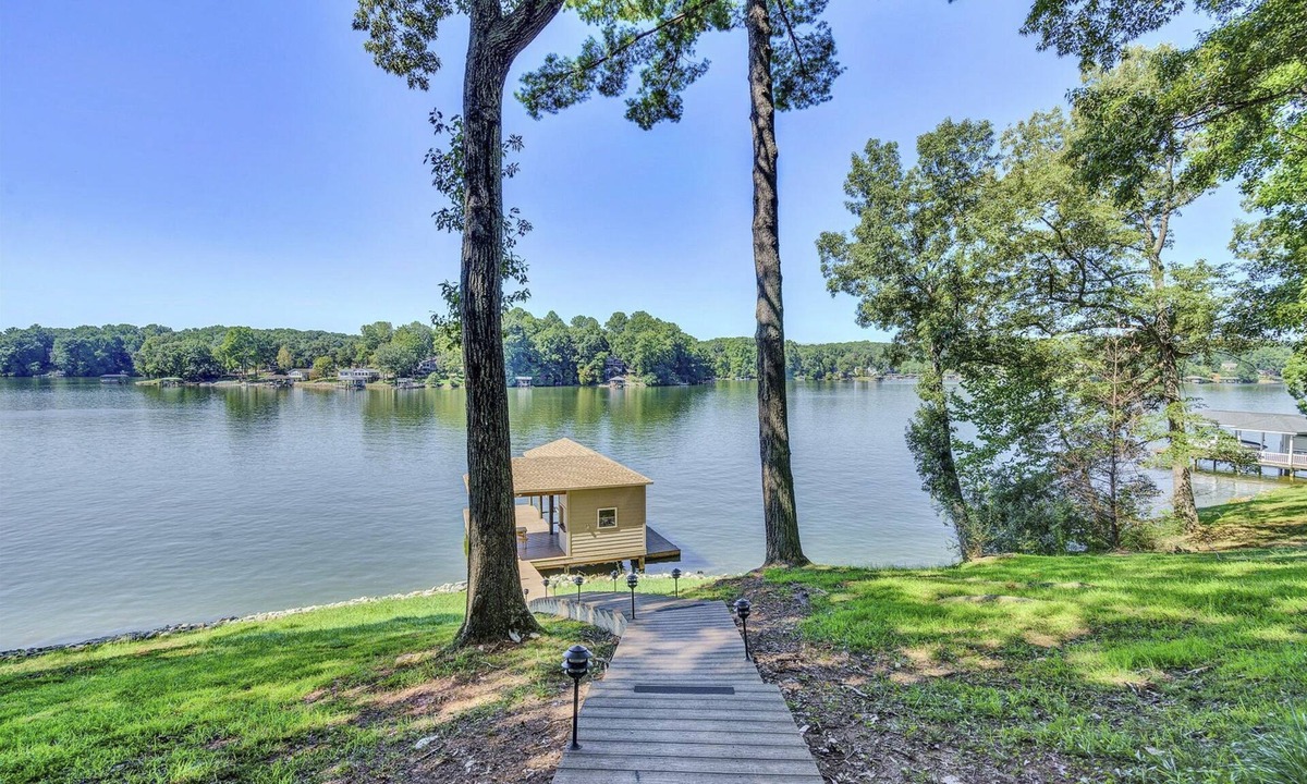 Goodview House | Spacious waterfront house w/deck, fire pit & grill, dog-friendly