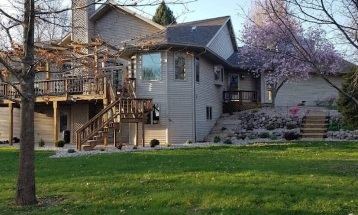 Eureka House | Spacious Waterfront Home With Riverside Bar Area - Enjoy the Fox River Lodge!