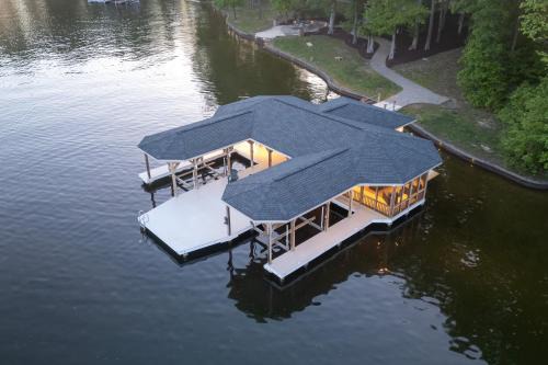 Mineral House | Spacious waterfront house with private hot tub, sauna, pool table