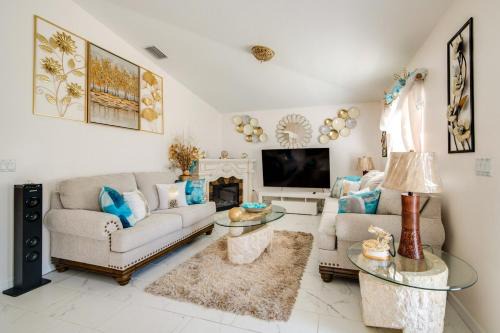 Candler House | SPACIOUS & Welcoming 3 Bdrm Home, Cozy, PET FRIENDLY in Quiet Neighborhood