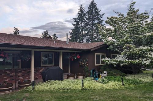 West Kelowna Estates House | Spacious West Kelowna Home that is great for family, friends, or business trip!