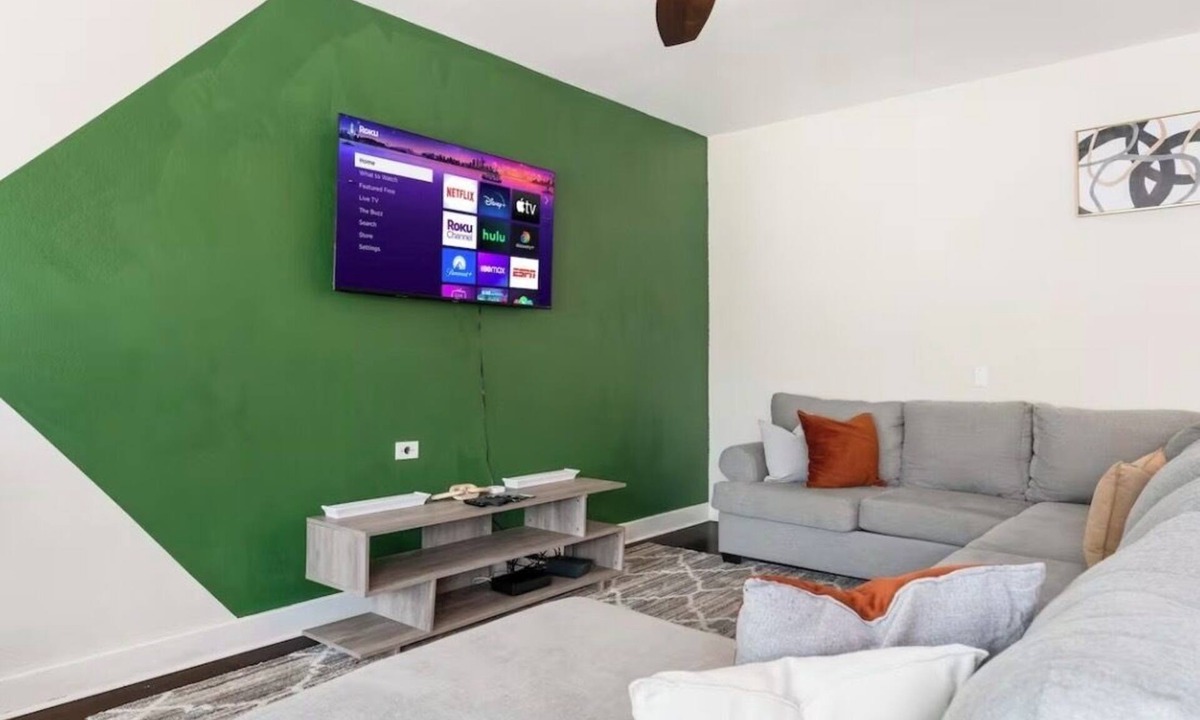 Central Southwest House | Spacious World Cup home! Minutes from NRG stadium. Free prkng & Groups welcome!