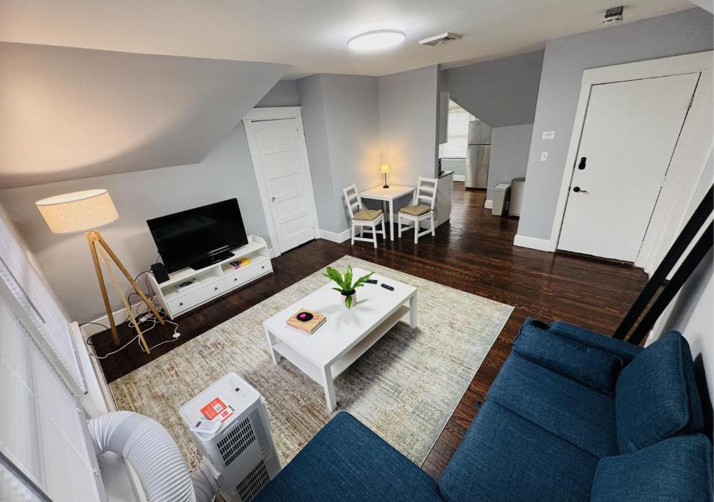 New Haven Apartment | Spacious Yale 2BR with Full Kitchen & WiFi