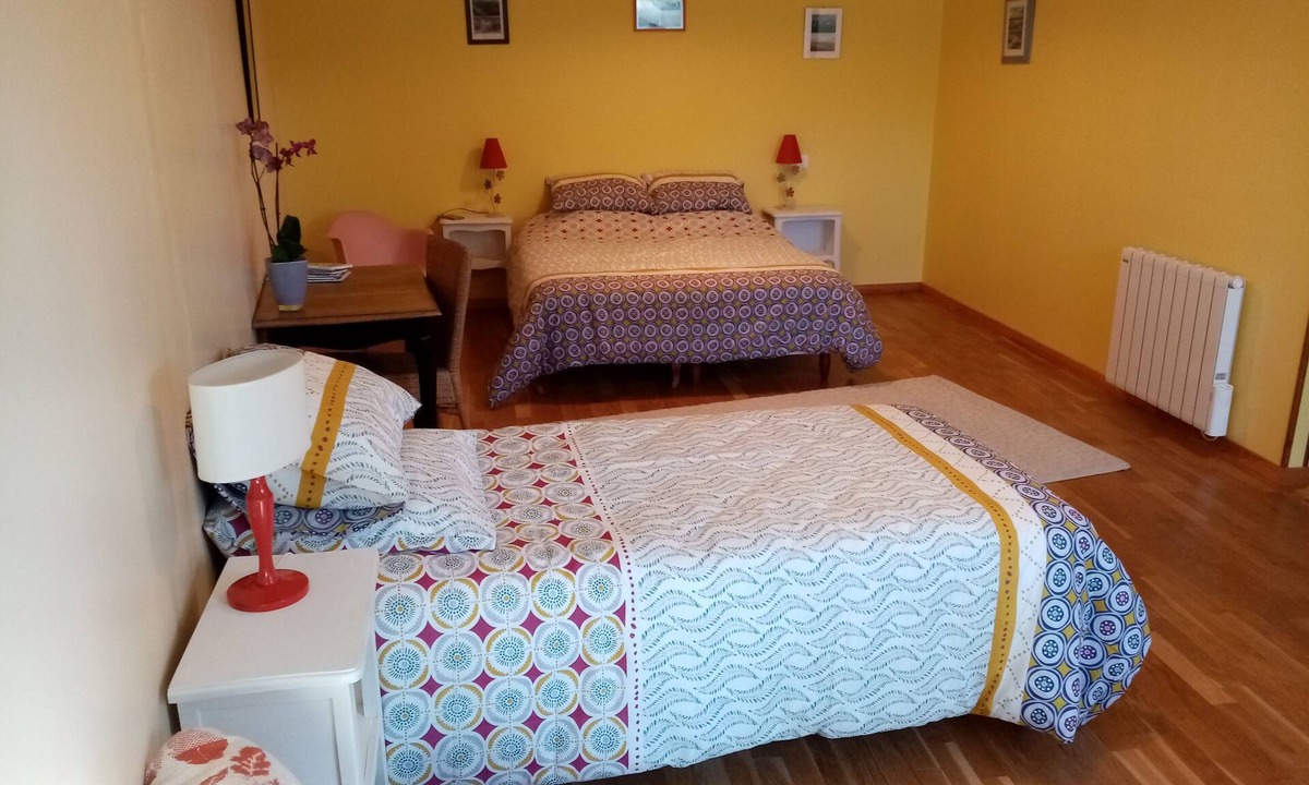 Gavray House | Spacious YELLOW room - Breakfast included