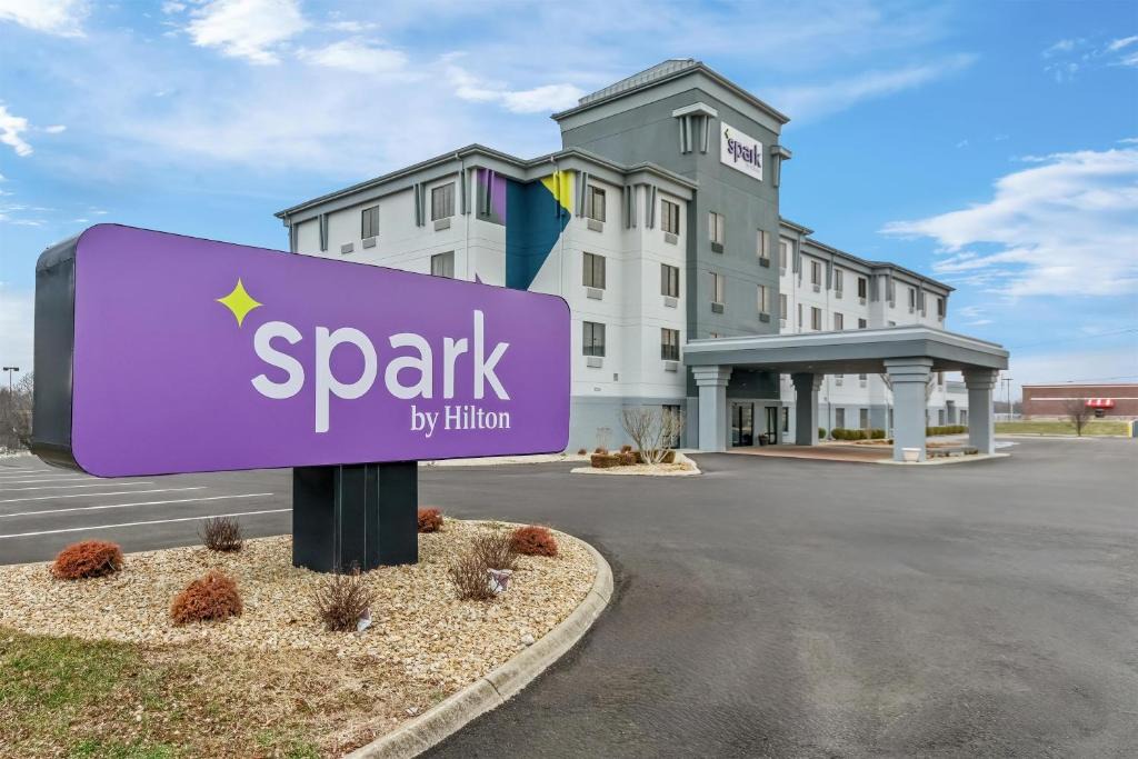 Forest Park Hotel | Spark by Hilton Cincinnati Fairfield
