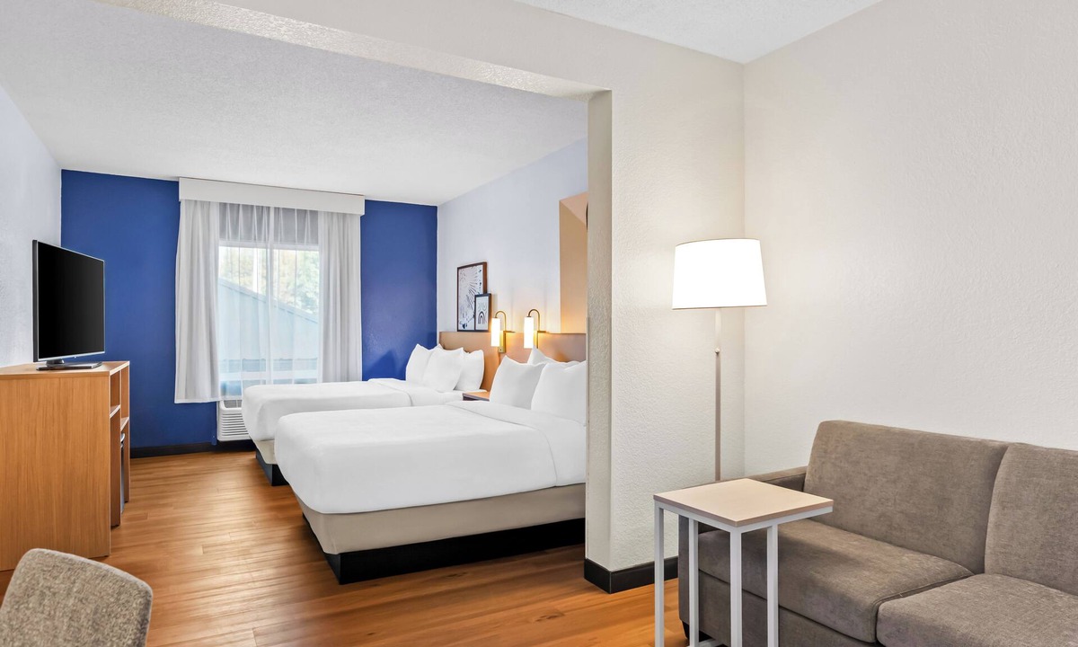 La Grange Hotel | Spark by Hilton La Grange