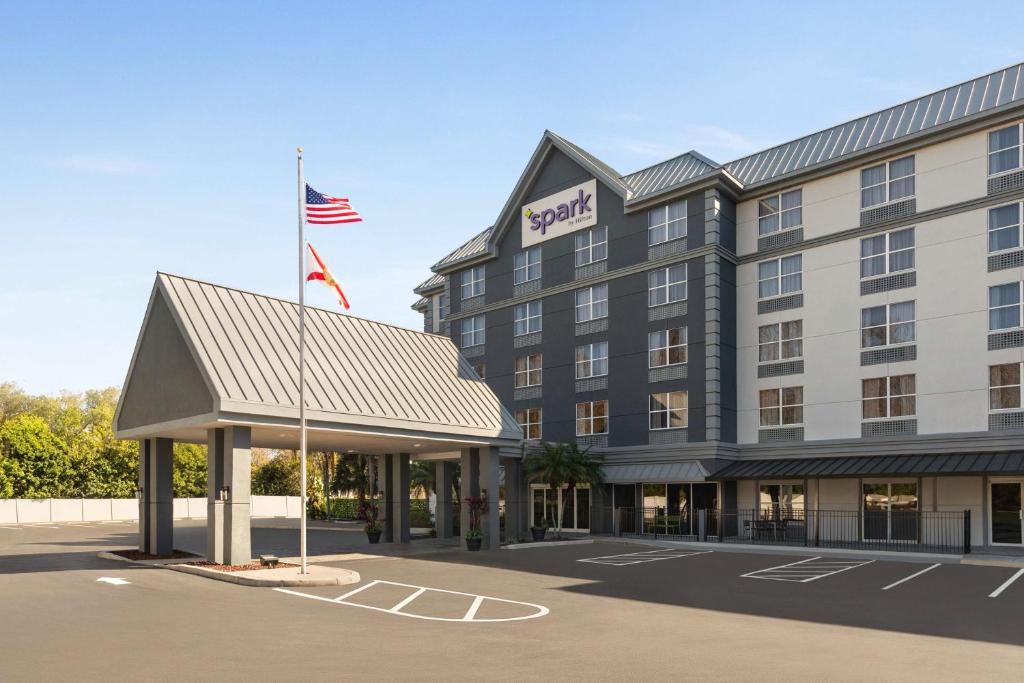 Florida Center Hotel | Spark by Hilton Orlando Universal Boulevard