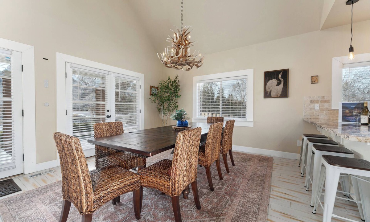 Chelan House | Sparkling pool paradise | Walk to Lake Chelan