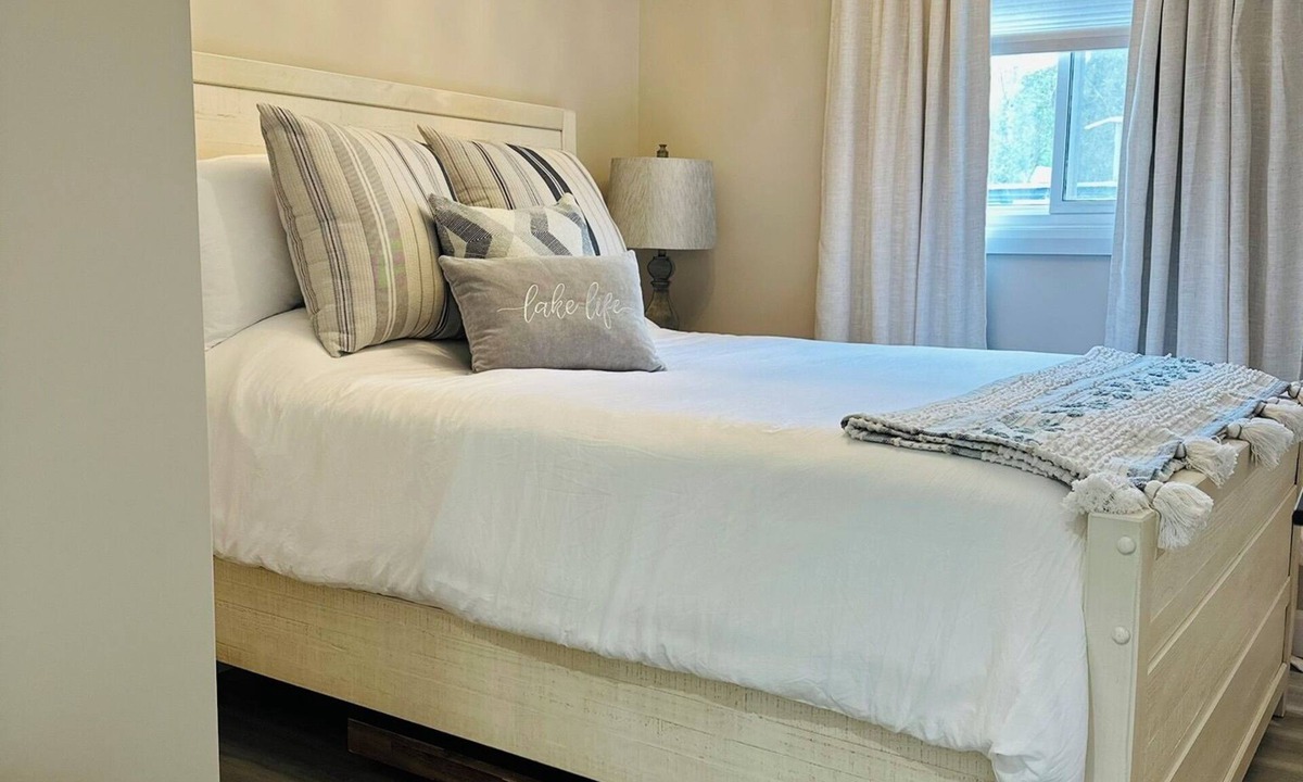 Gravenhurst Resort | Sparrow Lake Gem! Come stay at Muskoka Beach House Restaurant and Resort