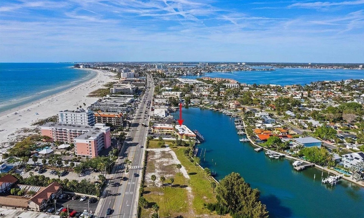 Belle Vista Condo | SPECIAL PRICING AUGUST TO OCTOBER Bayfront Beauty Condo Across From The Beach