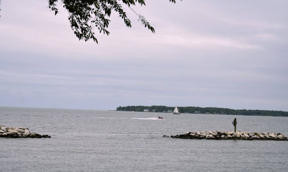 Edgewater House | Special Rates. Close to Annapolis. Justin Beach Cottage Retreat