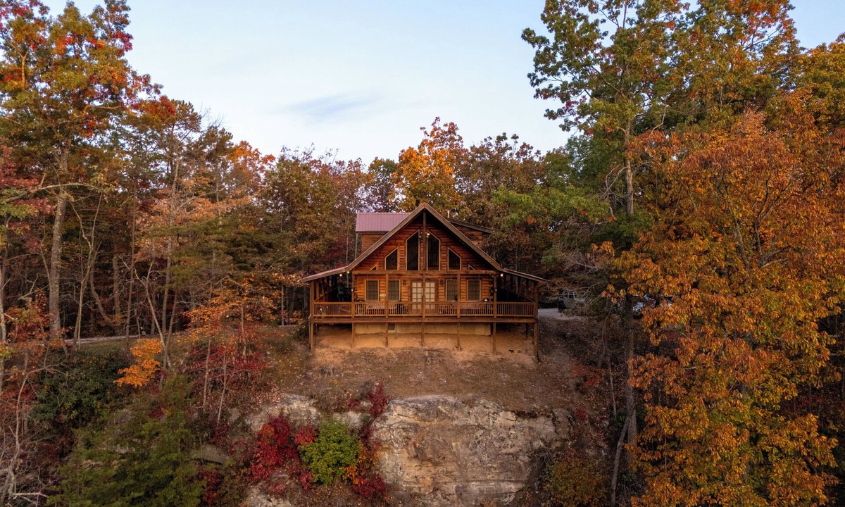 Stanton Cabin | Spectacular Cabin-40 Acres, Hot Tub, 3 Sided Porch, Rec Room-RRG & Nat. Bridge