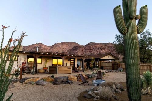 Joshua Tree House | Spectacular Desert Cottage with Sauna and Jacuzzi in California