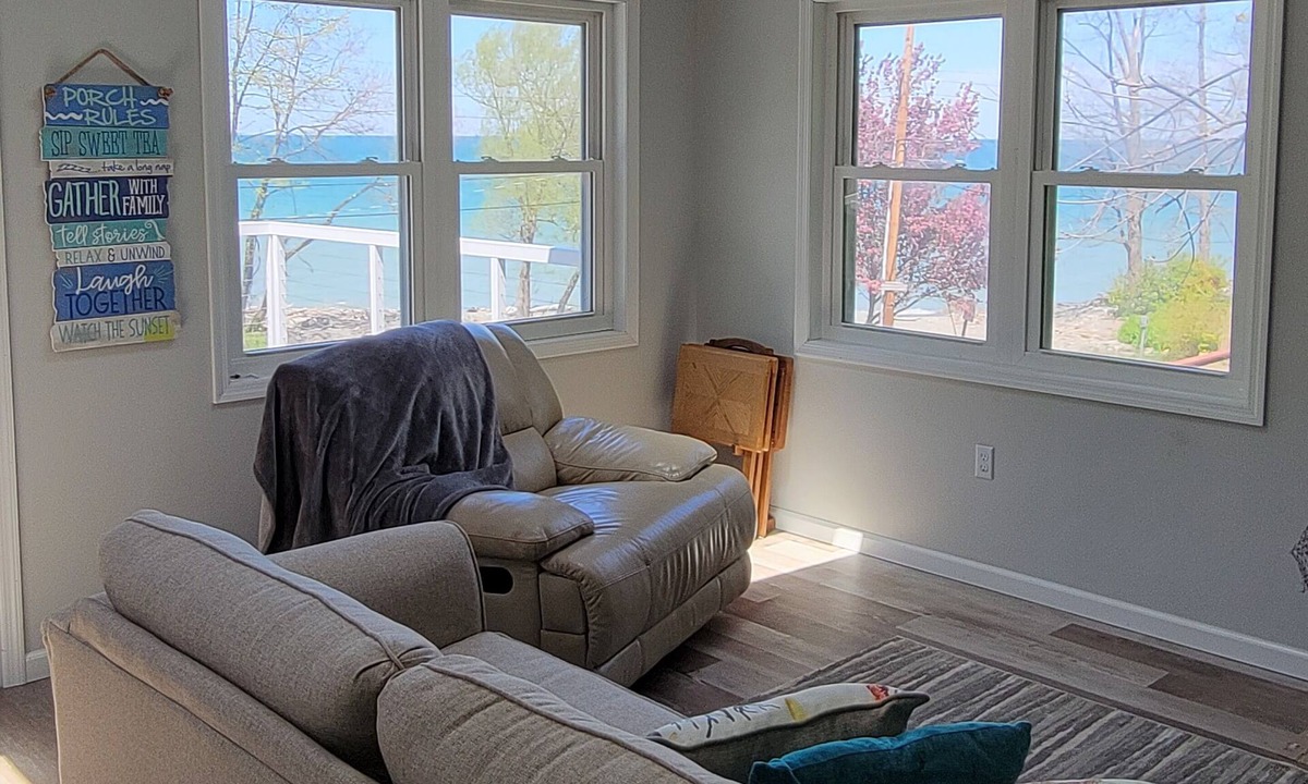 North East Cottage | Spectacular Lake Erie Sunsets with beach access