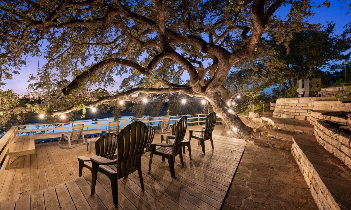 Buffalo Gap House | SPECTACULAR LAKEFRONT OASIS Over 400 feet frontage on 2 acres of century oaks