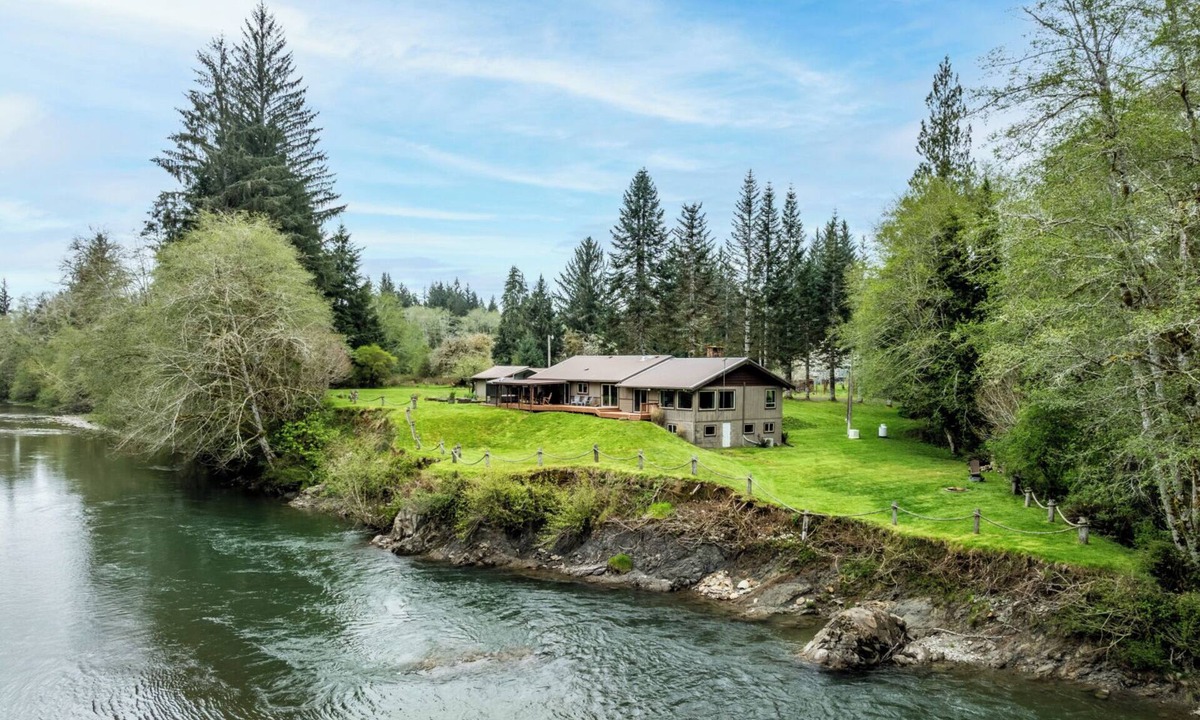 Forks House | 🏞️ Spectacular River Views, ♨️ Hot Tub, ⚡Backup Generator, 🏓 Game Table
