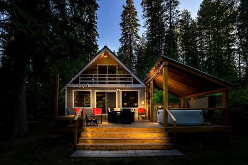Ardenvoir House | Spectacular Riverfront Family Cabin with Hot-Tub and Barbecue in Leavenworth, Washington