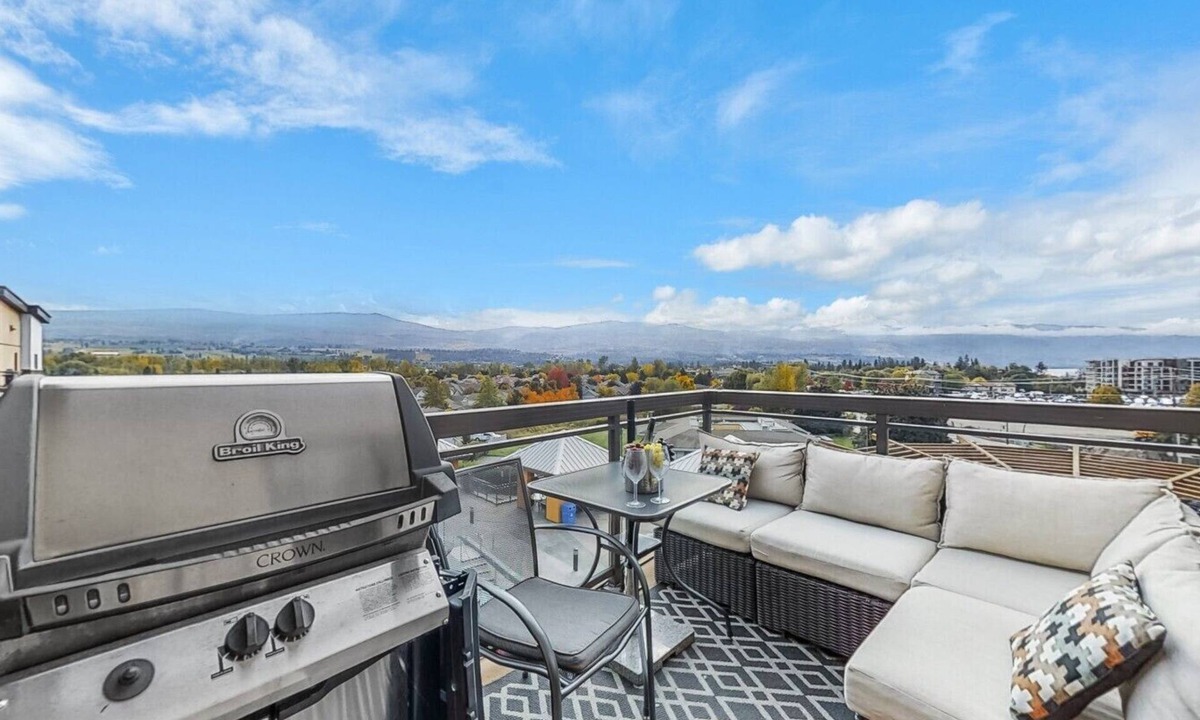 South Pandosy Apartment | Spectacular View @ Playa 601. Rooftop Pool!