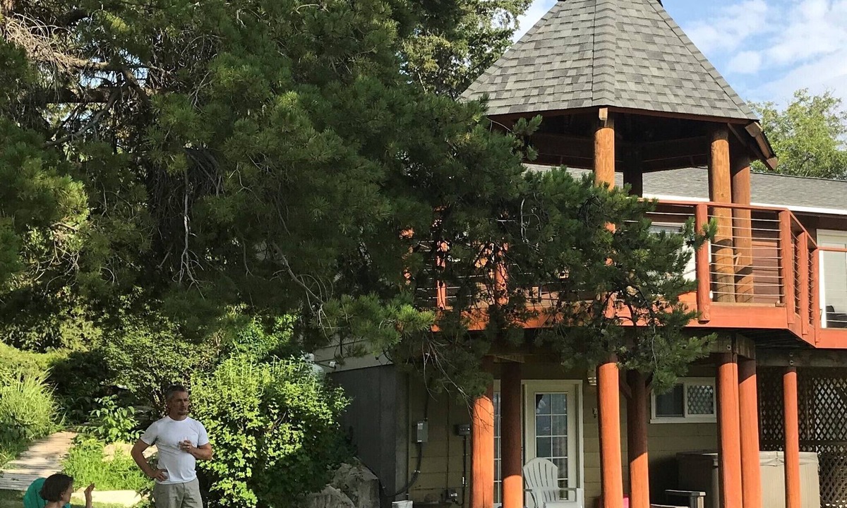 Manson House | Spectacular Views on 4 Acre Family Oasis Among Vineyards and Orchards