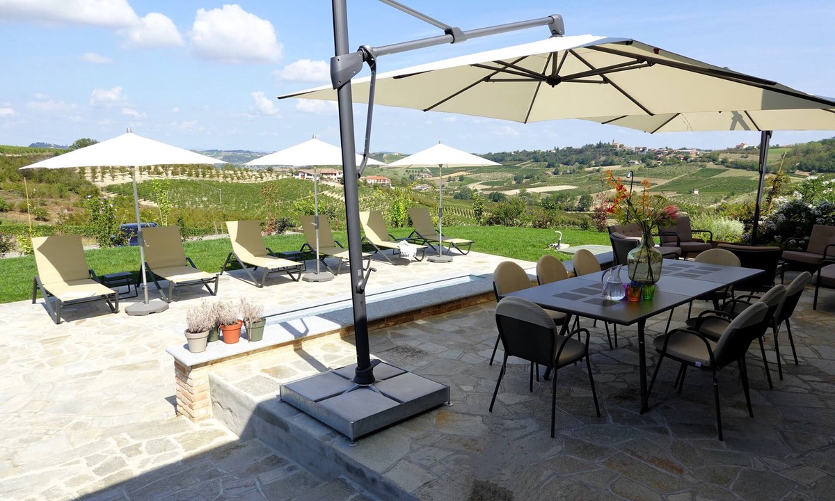 Castagnole delle Lanze Villa | Spectacular villa with private pool and views on the vineyards and the alps
