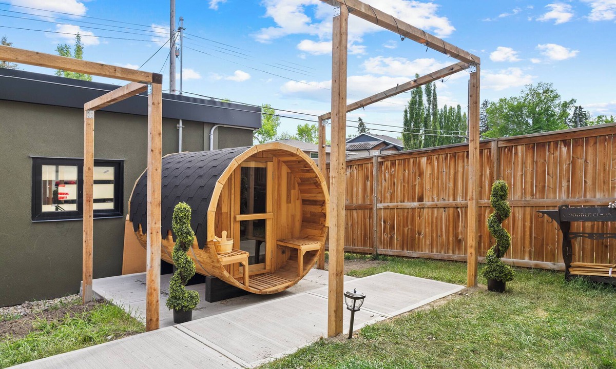 Southwest Calgary House | *Spectacularly Spacious* 6-Person Sauna |Rocket-ship|Game-Room|Hammock