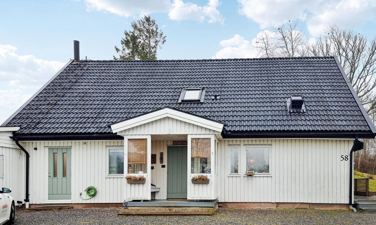 Hedekas House | Spend an unforgettable vacation in this inviting cottage with outdoor hot tub!