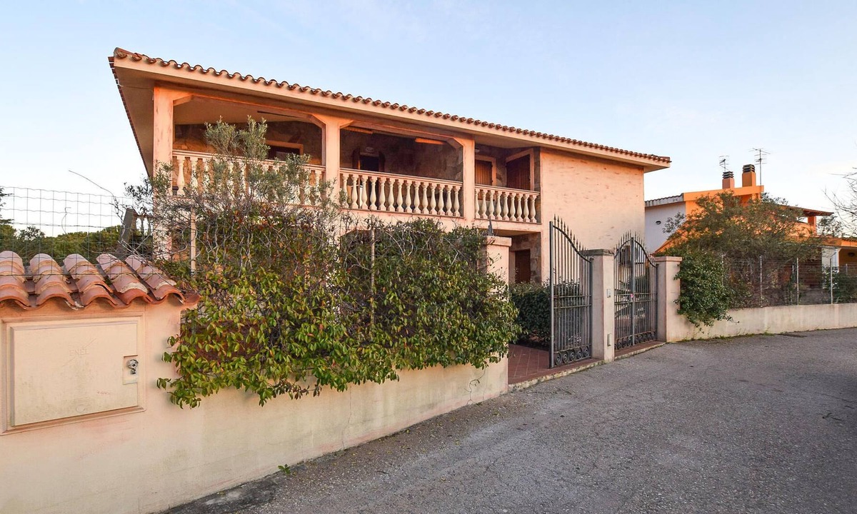 Eden Beach House | Spend your vacation in this beautiful vacation home in Sardinia.