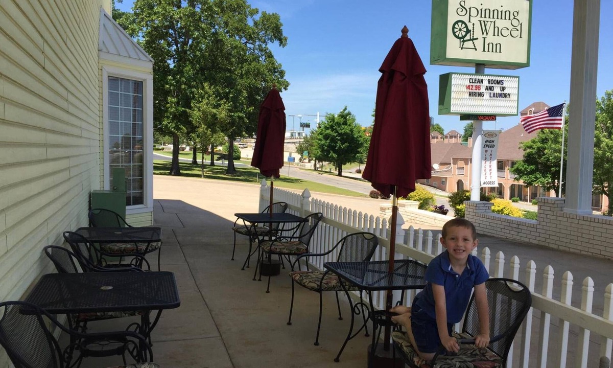 Branson Hotel | Spinning Wheel Inn Branson