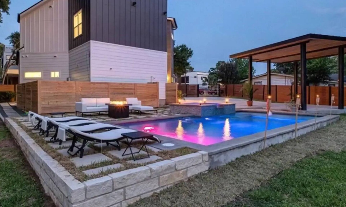 Galindo House | Splash Manor! Heated Pool, Gym, and Shuffleboard Table