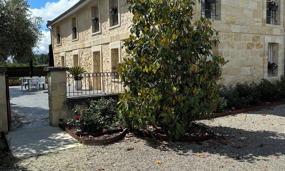Saint-Louis-De-Montferrand Bed & Breakfast | Splendid contemporary villa amidst vineyards on the outskirts of Bordeaux