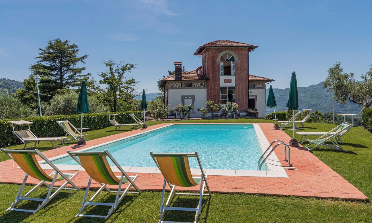 Mologno Villa | Splendid Liberty villa overlooking the lush green Tuscan valleys and mountains