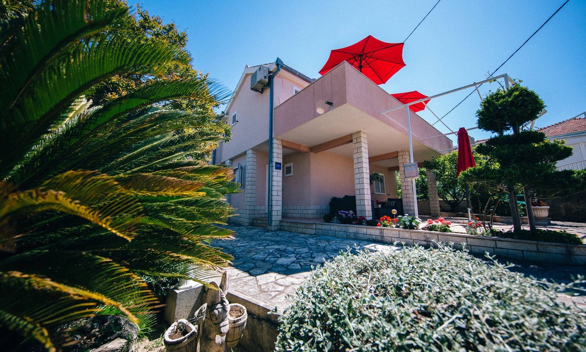 Podstrana Apartment | Split Podstrana: House with garden