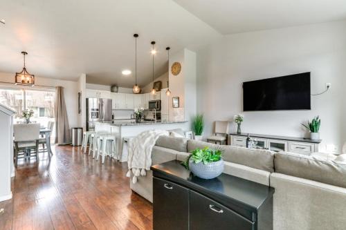 Greenacres House | Spokane Valley Home w/Fire Pit - 1 Mi to Trails!