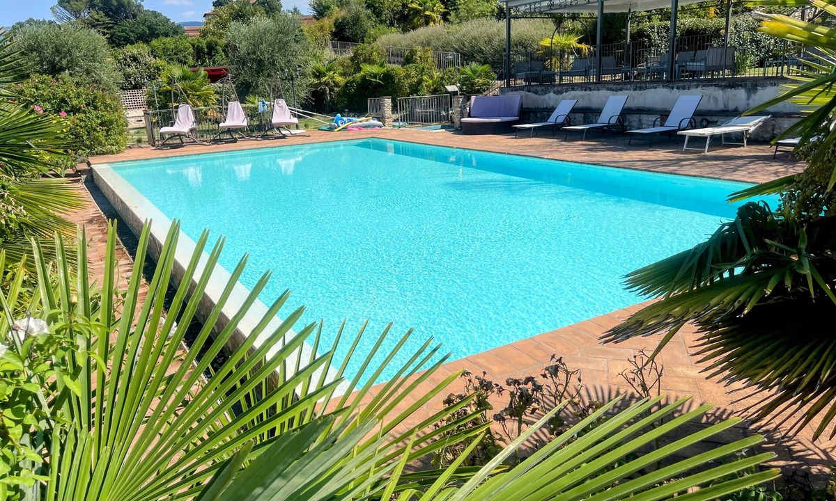 Spoleto House | Spoleto Poolside - sleeps 24. Spectacular grounds with ramp, pool + jacuzzi.