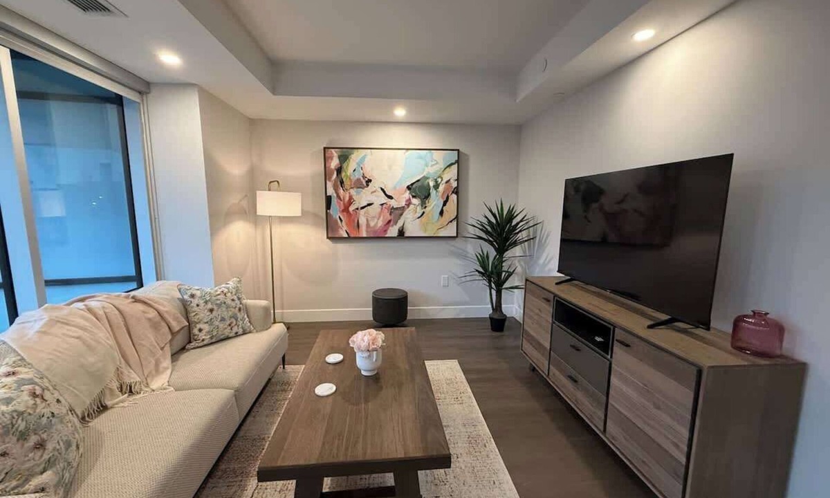 Downtown Halifax Apartment | Spotless, vibrant & modern, 1 BR with 6 appliances