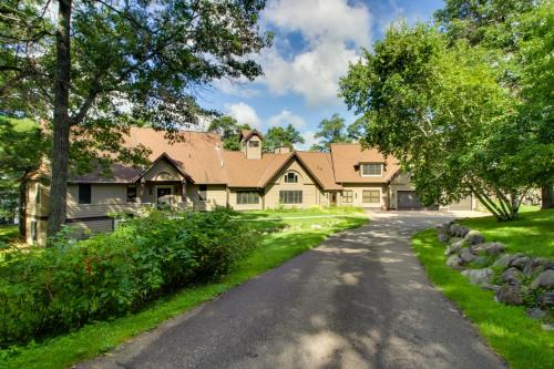 Lake Shore House | Sprawling Minnesota Home w/On-Site Lake Access